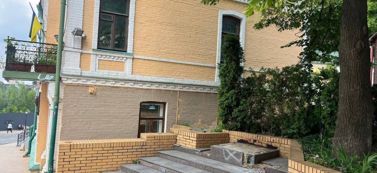 З Андріївського узвозу прибрали пам'ятник Булгакову