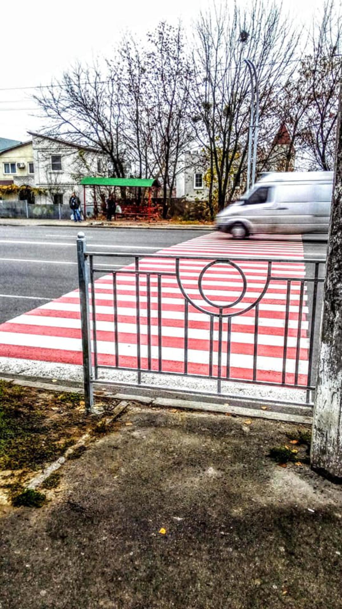 На Отрадном установили забор перед пешеходным переходом