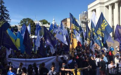 Під Верховною радою мітингують проти закону про вивчення російської мови