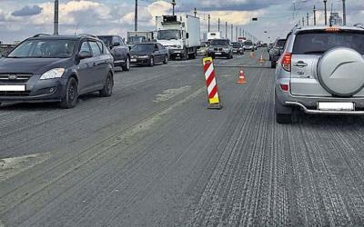 Ограничено движение транспорта на съезде с моста Патона на Днепровскую Набережную