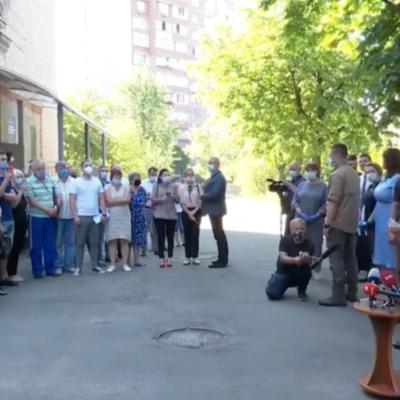 Зеленский вручил ключи от первых 12 квартир семьям пострадавших от взрыва дома в Киеве