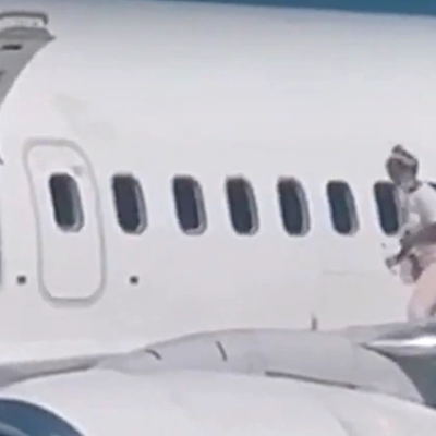 Перегревшаяся мамаша решила выйти на крыло самолета чтобы "остыть"