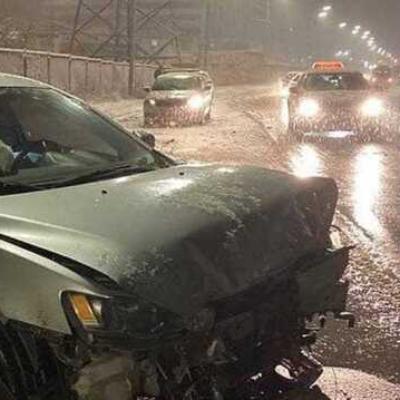 В Киеве на скользкой дороге произошло лобовое ДТП с авто и микроавтобусом