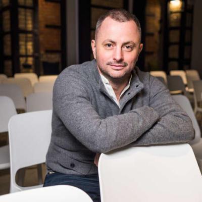 Голова Деснянської РДА заявив про плани копати вигрібні ями на Троєщині